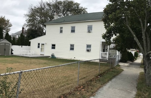 Wildwood Apartment | 4.5 blocks to beach. Huge yard
