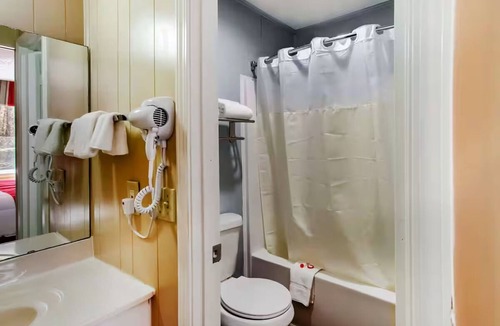 Ridgeland Hotel | 4 Affordable King Rooms for Value-Minded Travelers w/Free Parking