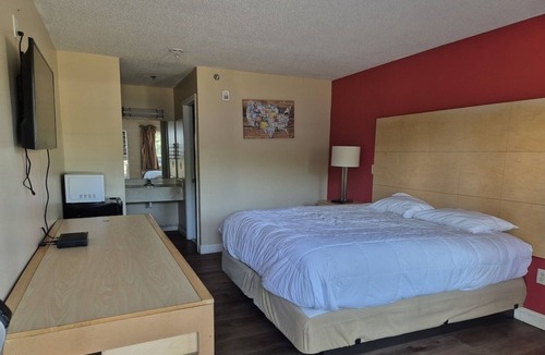 Chickamauga Hotel | 4 Affordable Queen Rooms for Exploring Top Spots – Perfect for Weekend Stays