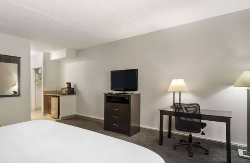 Mundelein Hotel | 4 Affordable Units | Free Breakfast | 4.8 miles to Barefoot Bay Aquatic Center