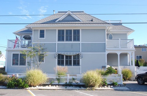 Beach Haven House | 4 BDRM with pool, beach block, Steps to beach,walk to Bay village,Fantasy Island