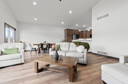 Summerset House | 4 bed, 3 Bath, Hot tub, Convenient location, Wi-fi