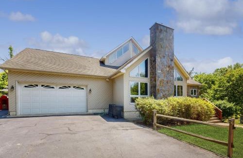 Livingston House | 4 Bed 4 Bath Vacation home in Mineral
