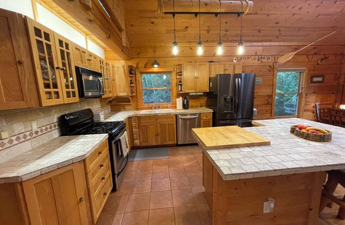 Zenda House | 4-bedroom 3 full bath, house in amazing Lake Geneva with AC.