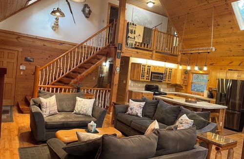 Zenda House | 4-bedroom 3 full bath, house in amazing Lake Geneva with AC.
