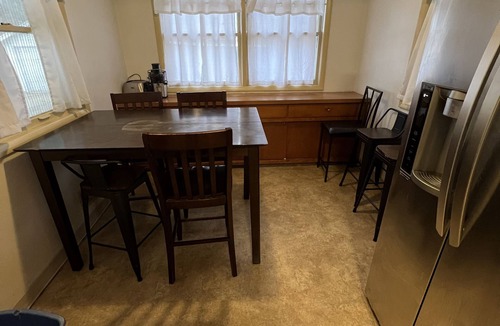 Cedar Rapids House | 4 Bedroom, 6 Bed, 2 Bathroom 2 Story Spacious Home NW Side of CR