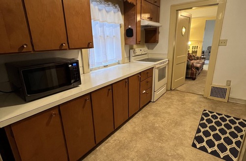 Cedar Rapids House | 4 Bedroom, 6 Bed, 2 Bathroom 2 Story Spacious Home NW Side of CR