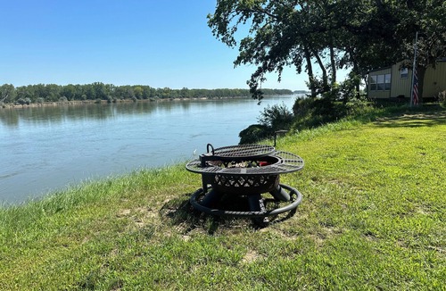 Burbank Cabin | 4-bedroom cabin on Missouri Rive with WiFi, AC