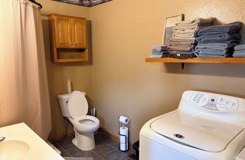 Pella House | 4-bedroom farmhouse in delightful Pella with AC for relaxing stays