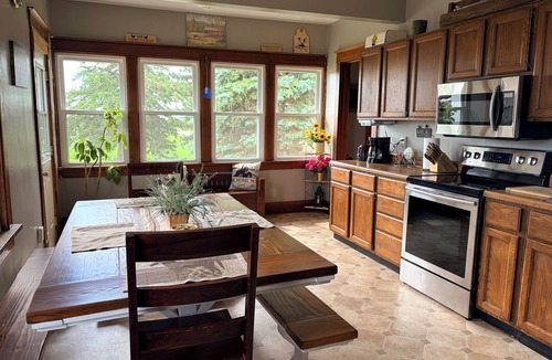 Pella House | 4-bedroom farmhouse in delightful Pella with AC for relaxing stays