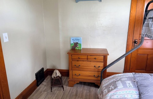 Pella House | 4-bedroom farmhouse in delightful Pella with AC for relaxing stays