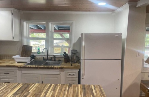 Summerville House | 4-bedroom house in adorable Summerville with AC