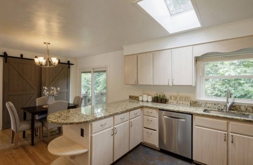 Charlottesville House | 4 bedroom house close by UVA and wineries and barracks Rd shopping center