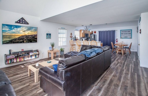 Diamond Beach House | 4 bedrooms, 5 min walk to private beach with its own backyard tiki bar
