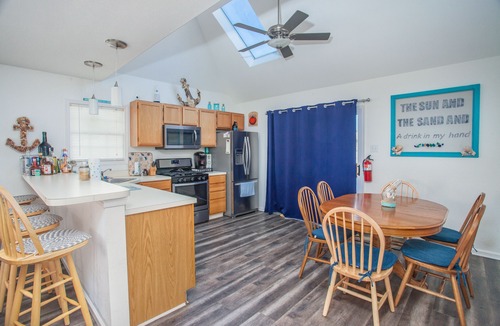 Diamond Beach House | 4 bedrooms, 5 min walk to private beach with its own backyard tiki bar