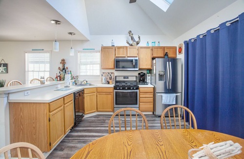 Diamond Beach House | 4 bedrooms, 5 min walk to private beach with its own backyard tiki bar