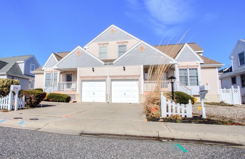 Diamond Beach House | 4 bedrooms, 5 min walk to private beach with its own backyard tiki bar