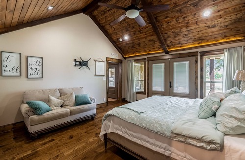 Gober House | 4 BR Farmhouse with Private Lake