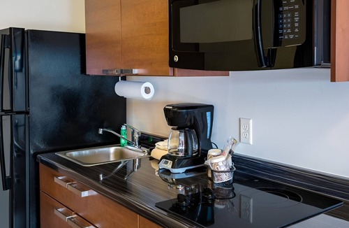 Council Bluffs Hotel | 4 Bright + Homey Rooms Perfect for Exploring Lake Manawa & Union Pacific Museum