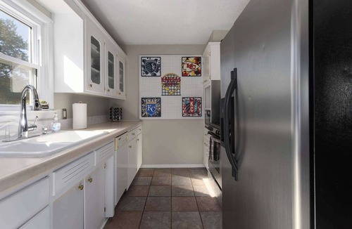 Lee's Summit House | 4 KING beds, Sleeps 8 Fenced Dogs OK