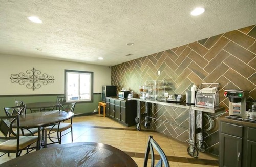 Glenwood Hotel | 4 Lodgings Queen Stay Near Mid-America Center | Free Parking