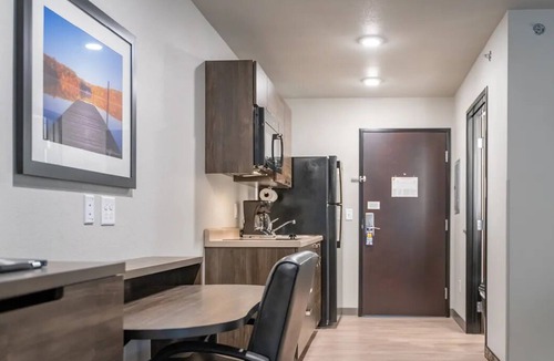 Westgate Hotel | 4 Pet-Friendly Rooms with Kitchen and Outdoor Grill Close to Restaurants & Parks