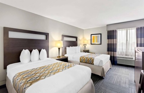 Naperville Hotel | 4 Relaxing Units Near Downtown Naperville - Free Breakfast and Parking!