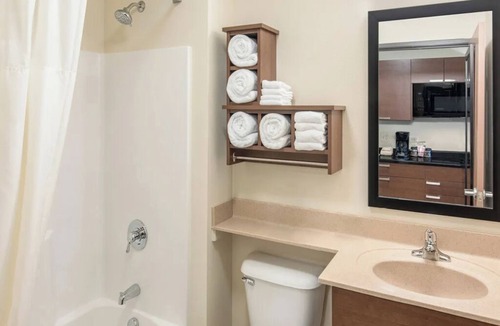 Bismarck Hotel | 4-Room Offering Comfort Near Bismarck’s Must-See Landmarks