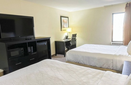 Mount Berry Hotel | 4 Rooms | Modern Double Queen Room | Comfortable Rome Stay Near Local Activities