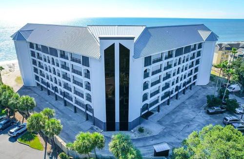 Isle of Palms Apartment | 417 Seascape Villas, Beachfront! Stunning Views! Pool!