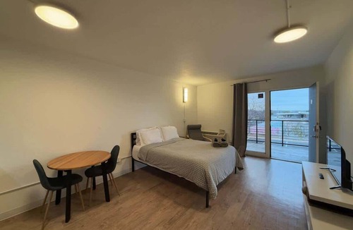 St. Johns Apartment | [48] ATX Studio: 1 Queen, Access to Gym & Laundry