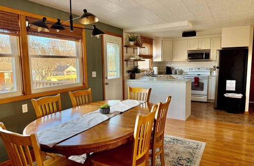 Sioux Falls House | 4BD Pet-Friendly Townhome Fenced Yard Garage