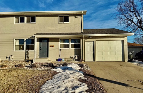 Sioux Falls House | 4BD Pet-Friendly Townhome Fenced Yard Garage