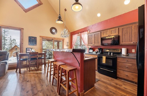 Lead Cabin | 4BR Cabin Hot Tub Arcade Trails Terry Peak