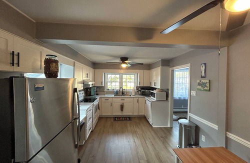 Villas House | 4BR house in Lower Township with Inground swimming pool, large patio, WiFi, AC.