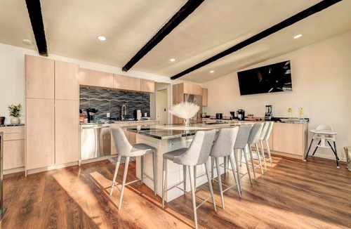 Jackson House | 4BR Lakeside Luxury | Hot Tub | Gameroom | Firepit