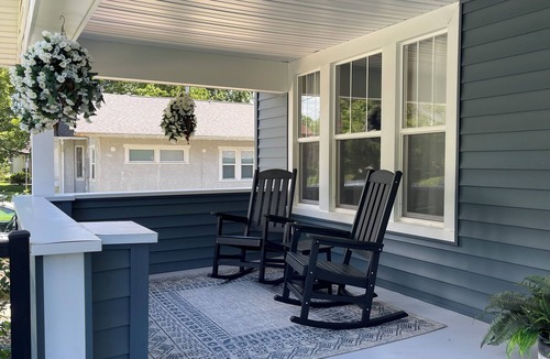 Cedar Falls House | 4BR Modern Family Retreat Closest to UNI, Sleeps 13