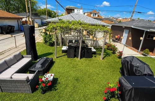 Belmont Cragin House | 4BR Retreat w/Theater, Arcade, Gym and Firepit