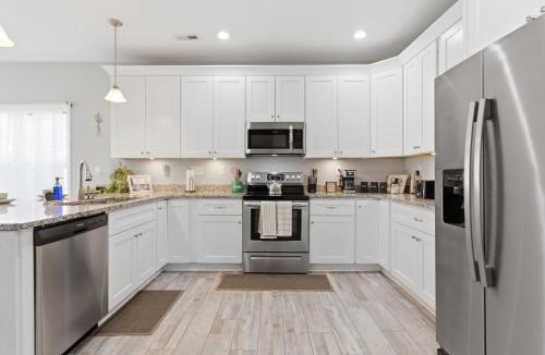 North Camellia Acres House | 4BR Sleeps 12 with Game Room Minutes from Beach
