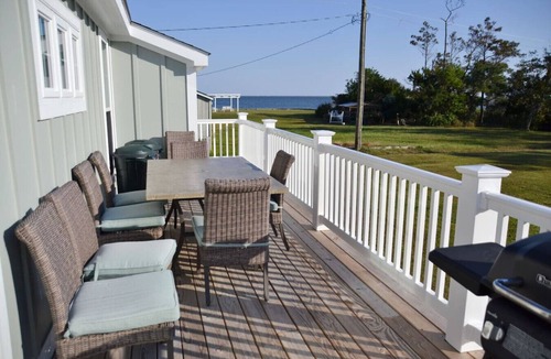 Davis House | 4BR Soundfront Cottage Private Dock Fishing