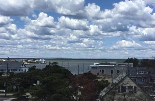 Harvey Cedars House | 4th from the OCEAN! SLEEPS 10!
