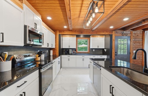 Buechel House | 5 Acre Estate w/Pond, Hot Tub, Fire Pit & Theater