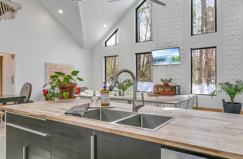 Stonehouse House | 5-Acre Getaway close to HistoricTriangle