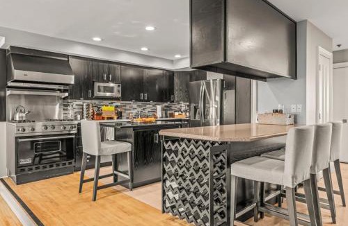 Southwark House | 5 bdrm - Heated Indoor Pool - Roof Top Deck