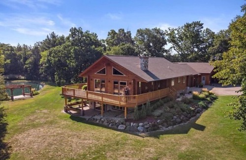 Honey Creek Cabin | 5 bed 3 bath cabin SE WI 1hr fr Chicago!