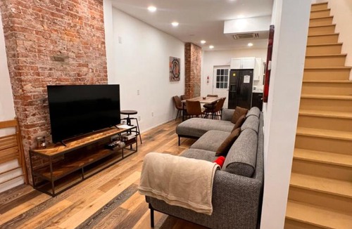 Historic Downtown Apartment | 5 bedroom 3 bath apartment sleeps 10plus Jersey City Central 5 min walk to PATH