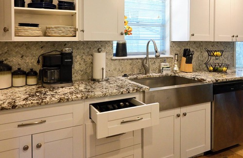 South Tulsa House | 5 bedroom 3 bath hot tub. 7 beds 6 cars parking and fenced yard .
