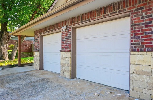 South Tulsa House | 5 bedroom 3 bath hot tub. 7 beds 6 cars parking and fenced yard .