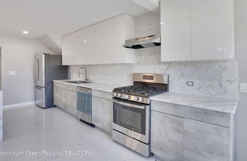 Oakhurst Apartment | 5 Bedroom 613338 by Houzlet