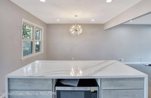 Oakhurst Apartment | 5 Bedroom 613338 by Houzlet
